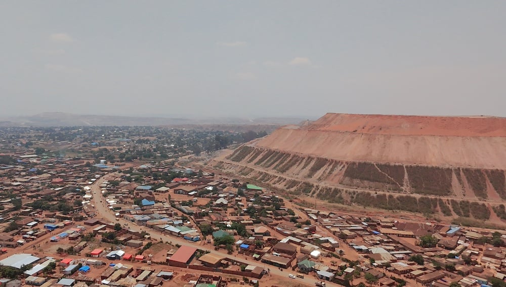 Hubspot_aerial view of a residential area located at the edge of a large industrial mining site_Source Int